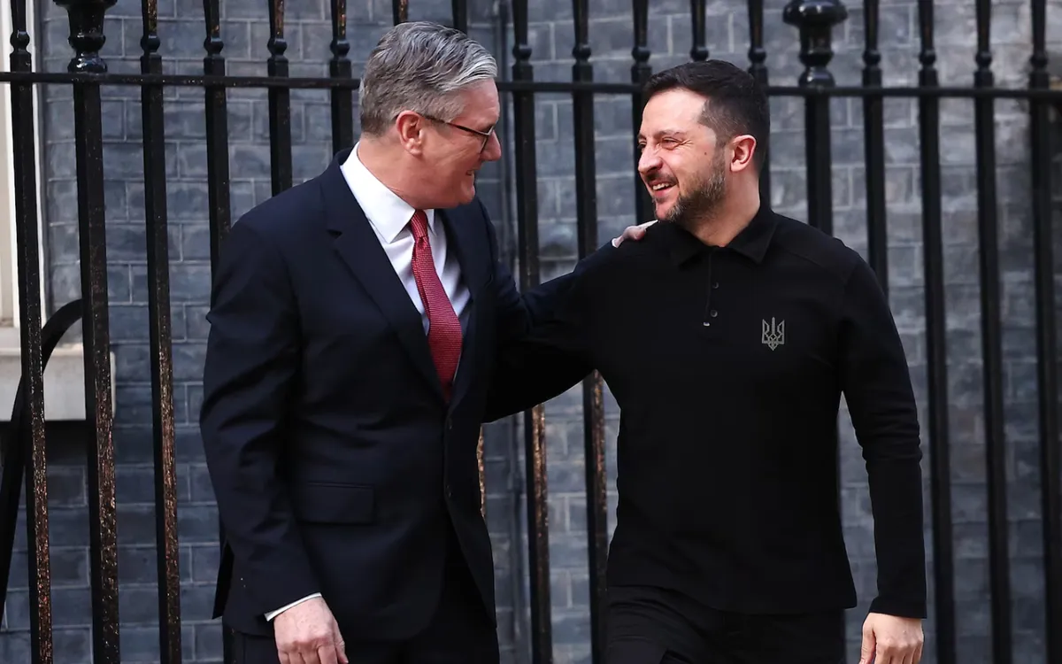 Thủ tướng Anh Keir Starmer (trái) chào đón Tổng thống Ukraine Volodymyr Zelensky đến số 10 Phố Downing tại London, ngày 1/3/2025 (Ảnh: Getty Images)