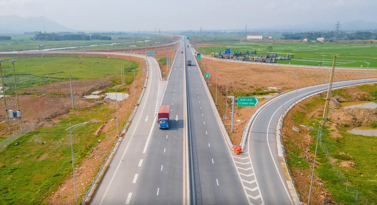 Bộ Xây dựng quyết tâm giải ngân trên 95% vốn đầu tư công, dồn lực bứt tốc hạ tầng - Ảnh 1.