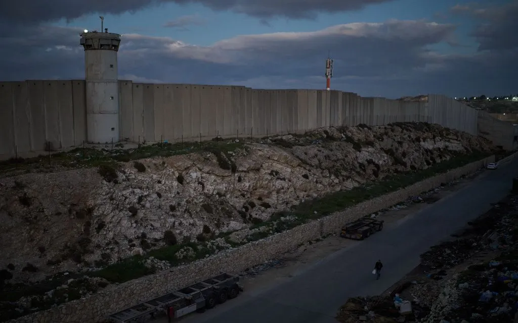 Bức tường ngăn cách của Israel tại thị trấn al-Ram, khu Bờ Tây (Ảnh: AP)