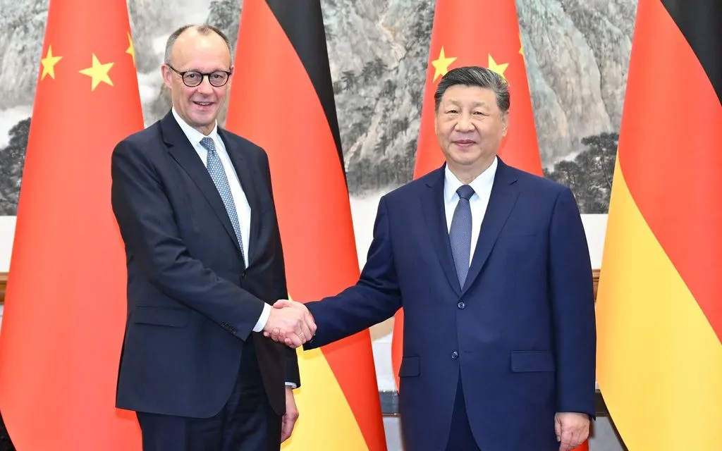 Chủ tịch Trung Quốc Tập Cận Bình (bên phải) bắt tay Thủ tướng Đức Friedrich Merz trong cuộc gặp tại Nhà khách Quốc gia Điếu Ngư Đài ở Bắc Kinh, Trung Quốc, ngày 25/2/2026 (Ảnh: AP)