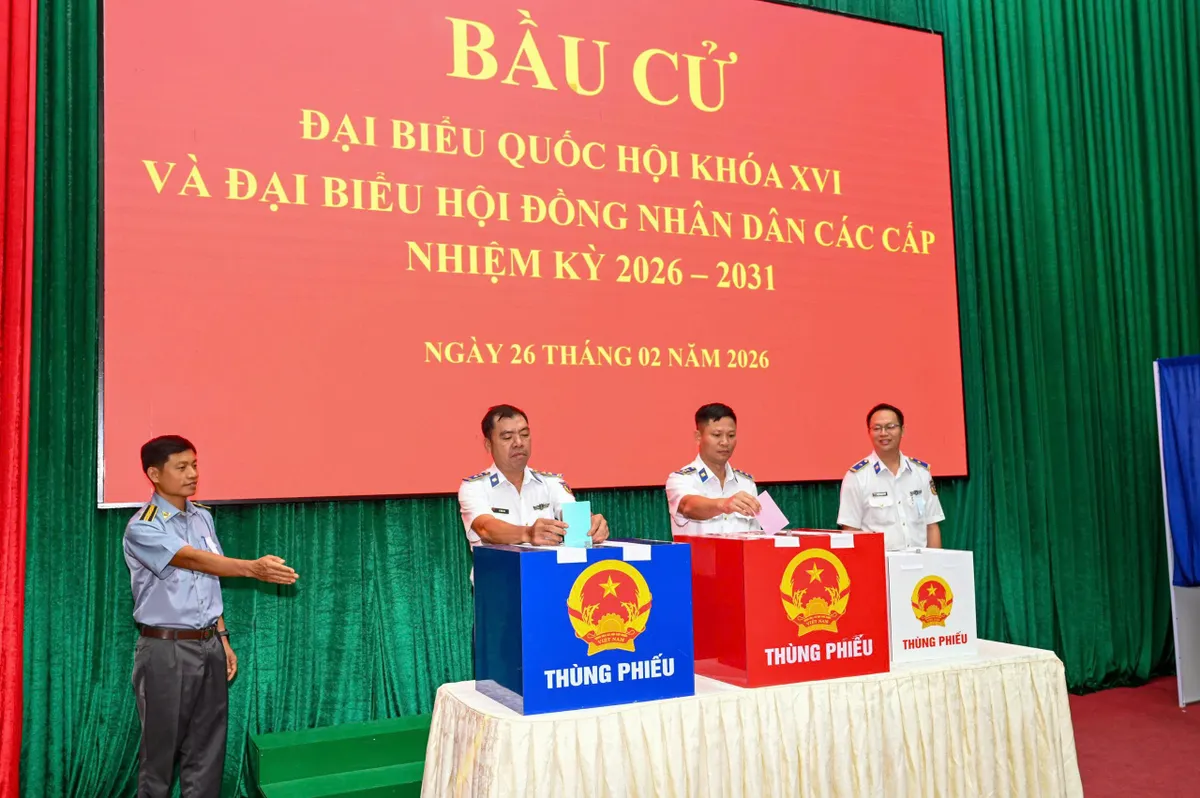 Cử tri TP Hồ Ch&iacute; Minh &ldquo;đội mưa&rdquo; đi bầu cử sớm  - Ảnh 6.