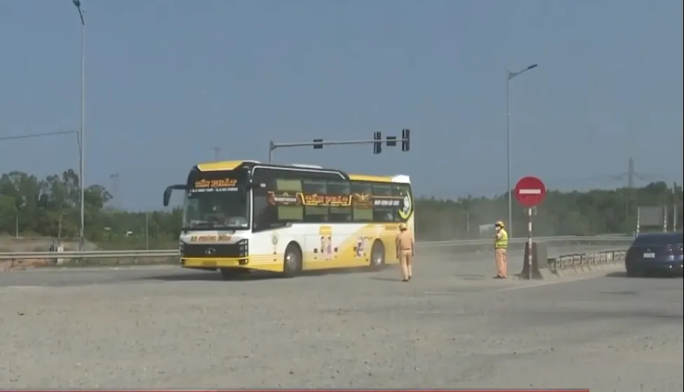 Đảm bảo an to&agrave;n cho lực lượng CSGT l&agrave;m nhiệm vụ- Ảnh 3.