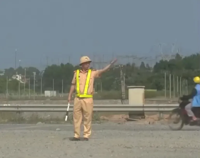 Đảm bảo an to&agrave;n cho lực lượng CSGT l&agrave;m nhiệm vụ- Ảnh 4.