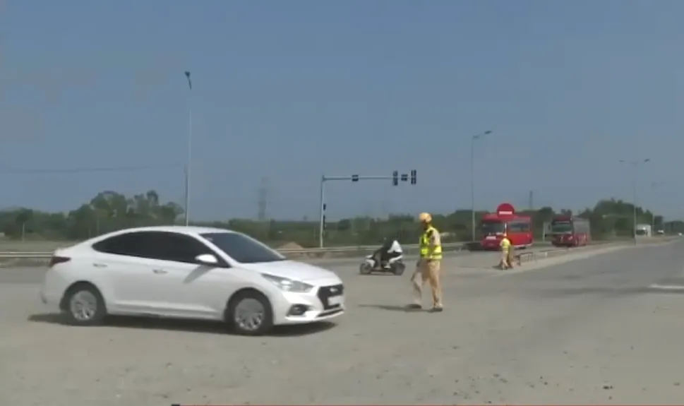 Đảm bảo an to&agrave;n cho lực lượng CSGT l&agrave;m nhiệm vụ- Ảnh 1.