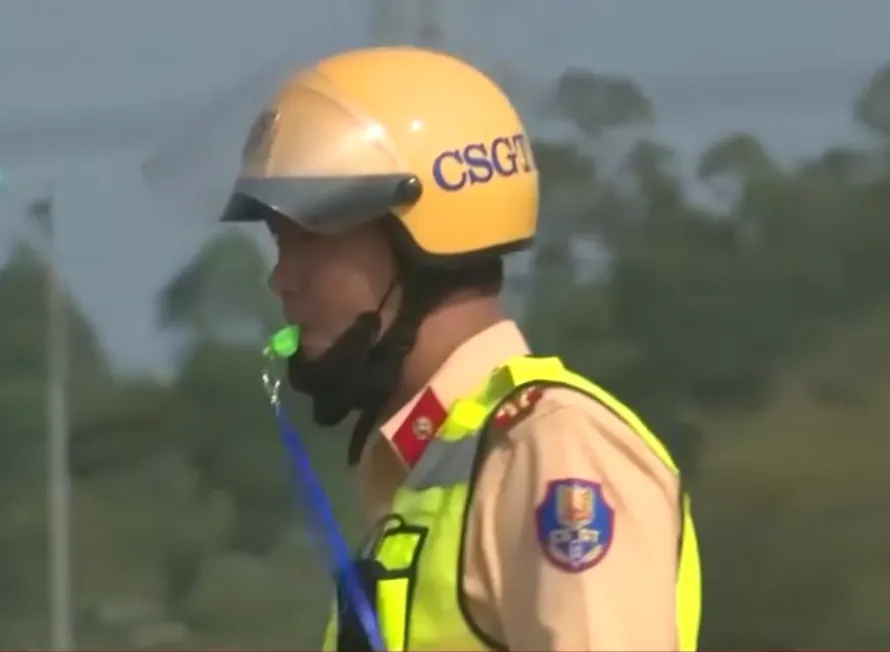 Đảm bảo an to&agrave;n cho lực lượng CSGT l&agrave;m nhiệm vụ- Ảnh 2.