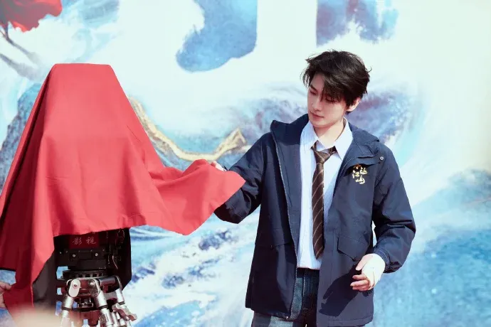 Dương Dương bị g&atilde;y tay vẫn đi l&agrave;m sớm - Ảnh 1.