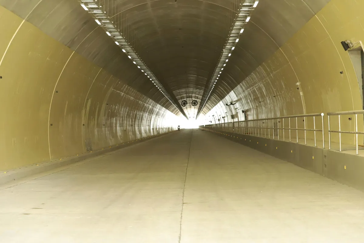 Hầm Đèo Ngang mở rộng hoàn thành, chờ nghiệm thu để thông xe - Ảnh 1.
