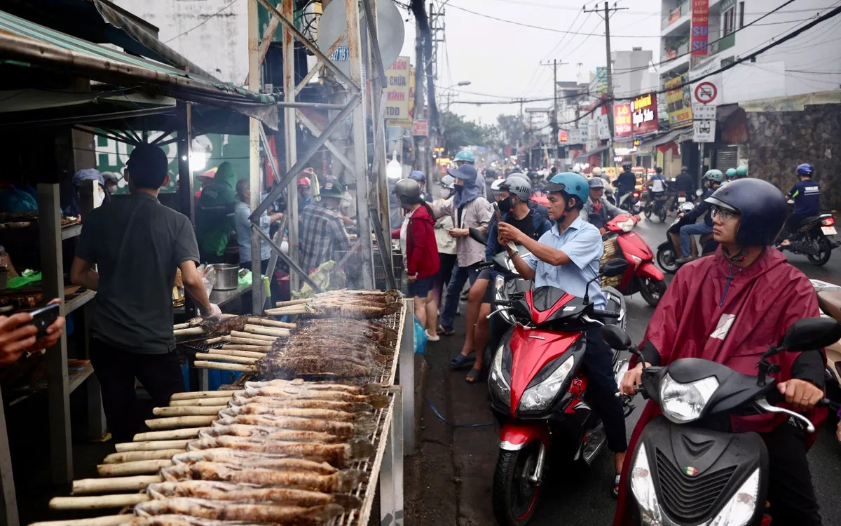 Người dân TP Hồ Chí Minh xếp hàng từ sớm, chờ mua cá lóc nướng trong ngày vía Thần Tài (mùng 10 tháng Giêng).