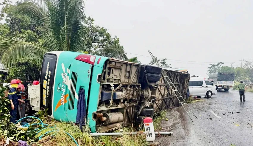 Lật xe khách trên quốc lộ 14 qua tỉnh Đồng Nai, 3 người thương vong - Ảnh 1.