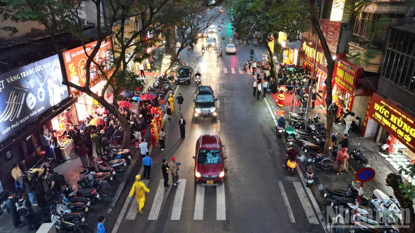 Tỉnh t&aacute;o trước t&acirc;m l&yacute; đ&aacute;m đ&ocirc;ng- Ảnh 1.