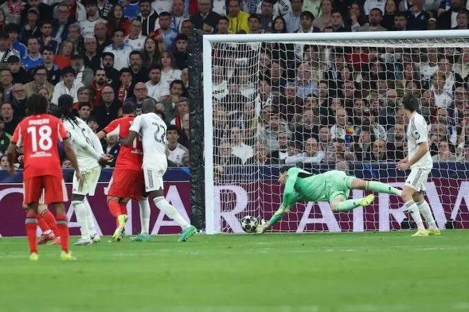 Courtois tiết lộ thừa hưởng phản xạ nhanh từ gia đ&igrave;nh chơi b&oacute;ng chuyền- Ảnh 1.