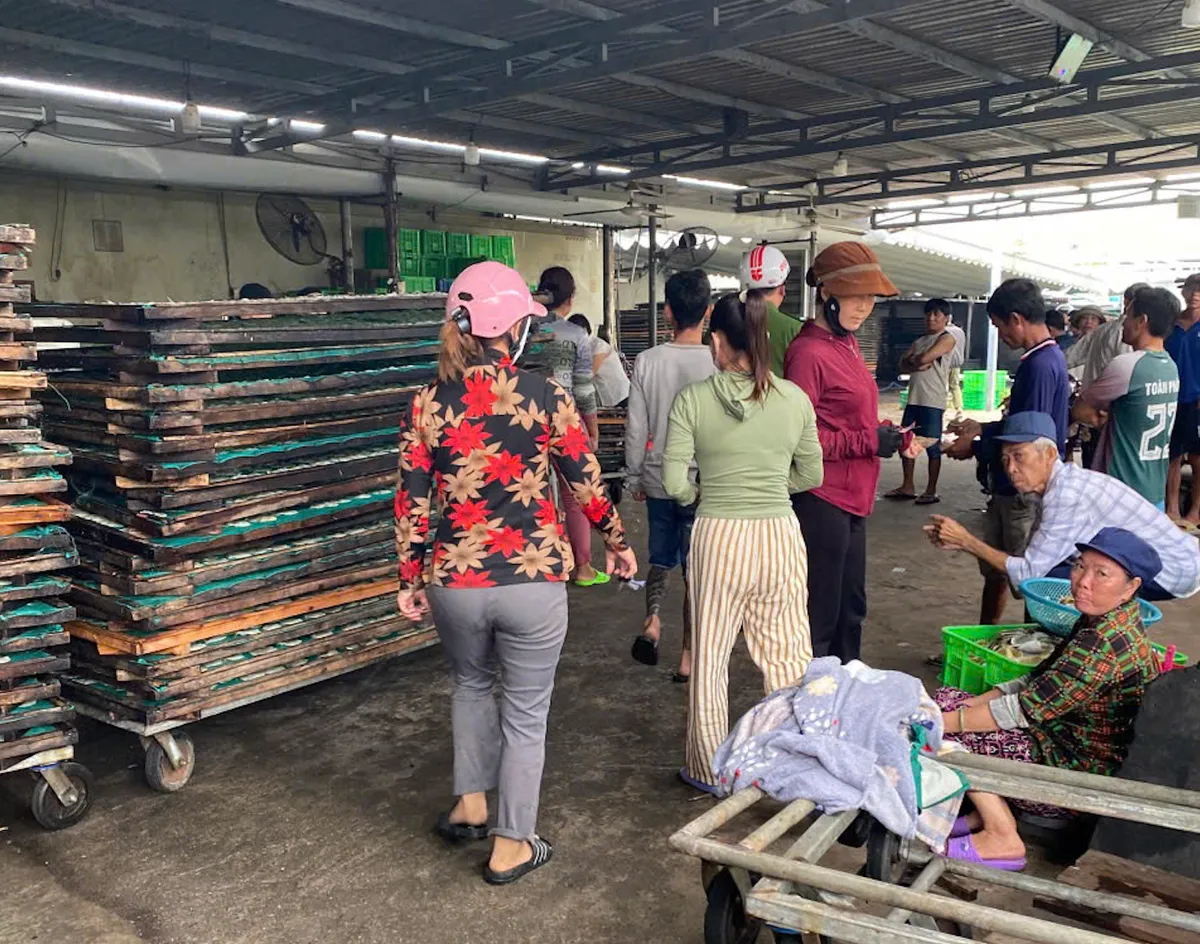 TP Hồ Chí Minh: Nổ bình nén khí ở cơ sở chế biến hải sản 3 người thương vong - Ảnh 1.