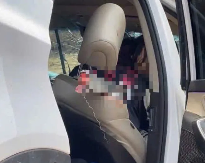 Ô tô lao vào rào tôn công trường trên cao tốc, người trên xe bị thanh sắt đâm trúng ngực - Ảnh 2.