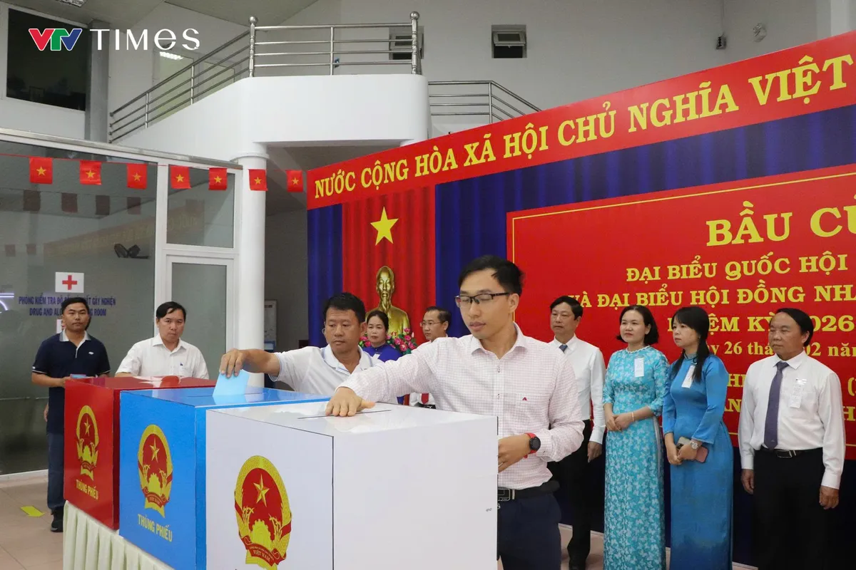 Cử tri TP Hồ Ch&iacute; Minh &ldquo;đội mưa&rdquo; đi bầu cử sớm  - Ảnh 4.