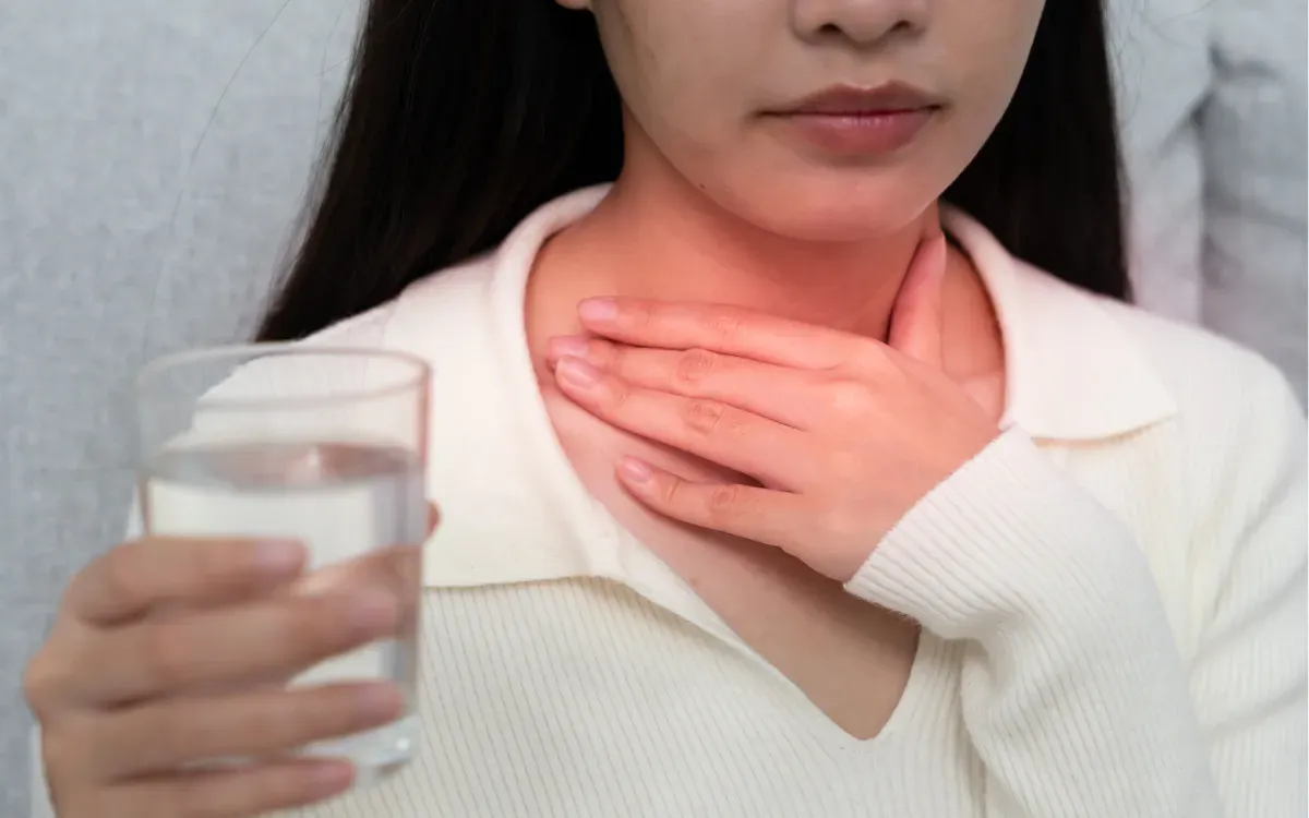 Nồm ẩm kéo dài, nhiều người đau họng dai dẳng: Cảnh báo nguyên nhân và cách phòng ngừa- Ảnh 1. Nồm ẩm kéo dài, nhiều người đau họng dai dẳng: Cảnh báo nguyên nhân và cách phòng ngừa- Ảnh 1.