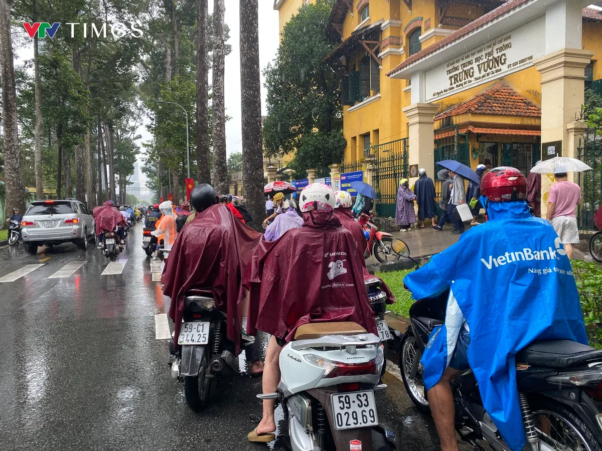 TP Hồ Ch&iacute; Minh mưa tr&aacute;i m&ugrave;a tầm t&atilde;- Ảnh 7.