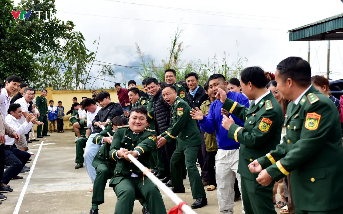 Lai Ch&acirc;u: Ng&agrave;y hội Bi&ecirc;n ph&ograve;ng to&agrave;n d&acirc;n gắn với tuy&ecirc;n truyền về ng&agrave;y hội non s&ocirc;ng tại x&atilde; Thu Lũm - Ảnh 7.
