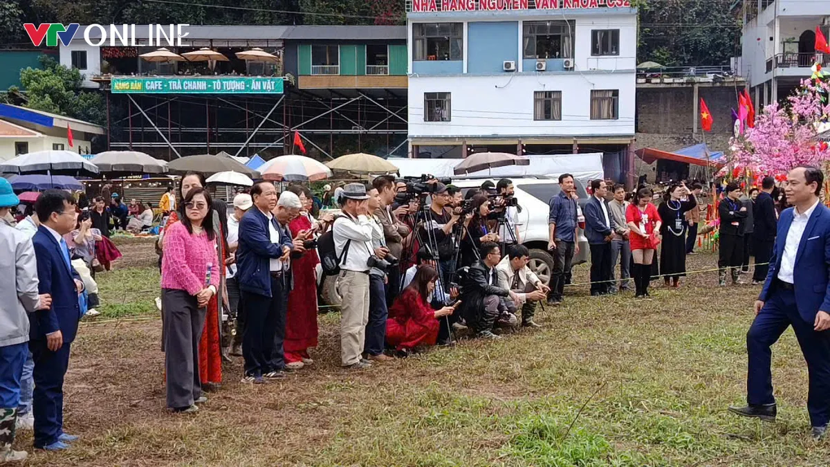 Ba Bể lung linh sắc màu ngày hội xuân - Ảnh 1.