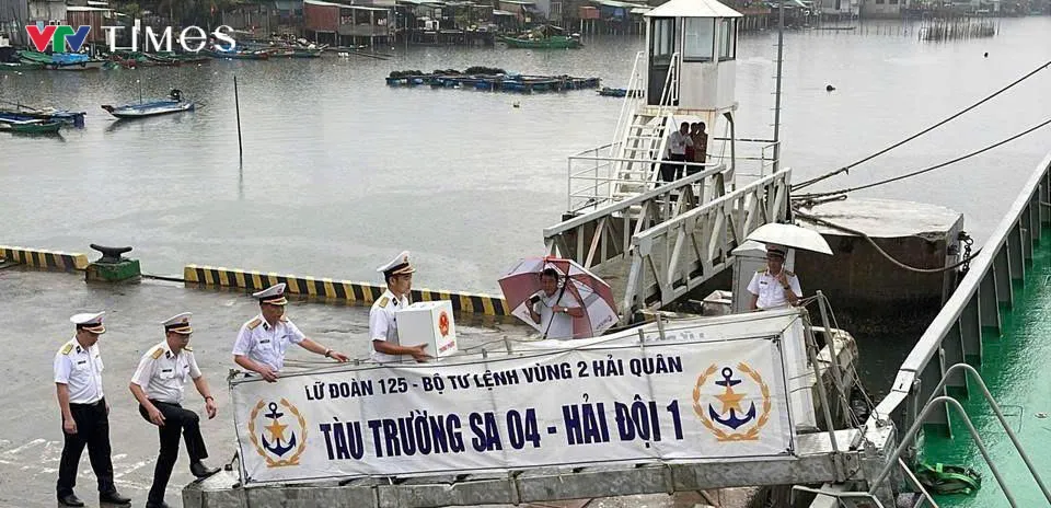 Cử tri TP Hồ Ch&iacute; Minh &ldquo;đội mưa&rdquo; đi bầu cử sớm  - Ảnh 5.