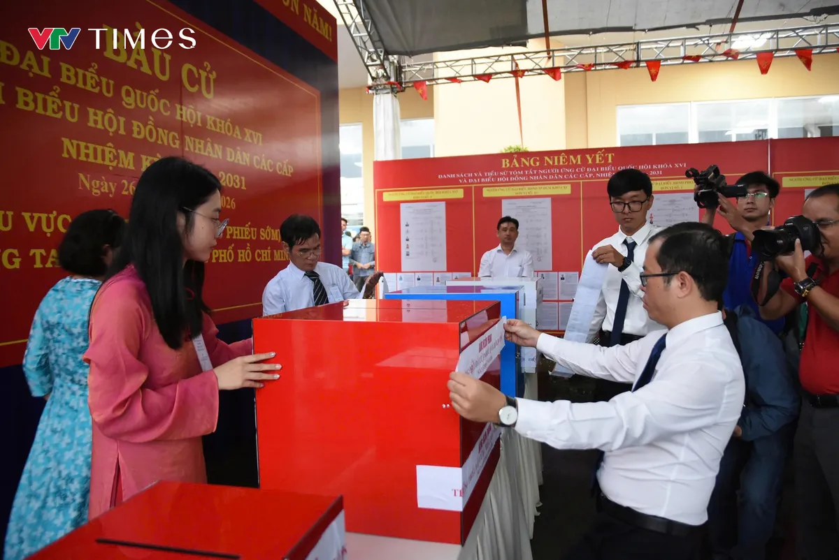 Cử tri TP Hồ Ch&iacute; Minh &ldquo;đội mưa&rdquo; đi bầu cử sớm  - Ảnh 7.