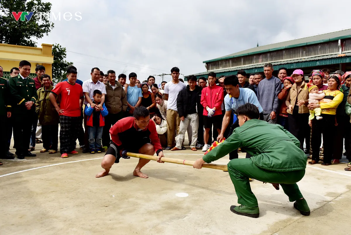 Lai Ch&acirc;u: Ng&agrave;y hội Bi&ecirc;n ph&ograve;ng to&agrave;n d&acirc;n gắn với tuy&ecirc;n truyền về ng&agrave;y hội non s&ocirc;ng tại x&atilde; Thu Lũm - Ảnh 8.