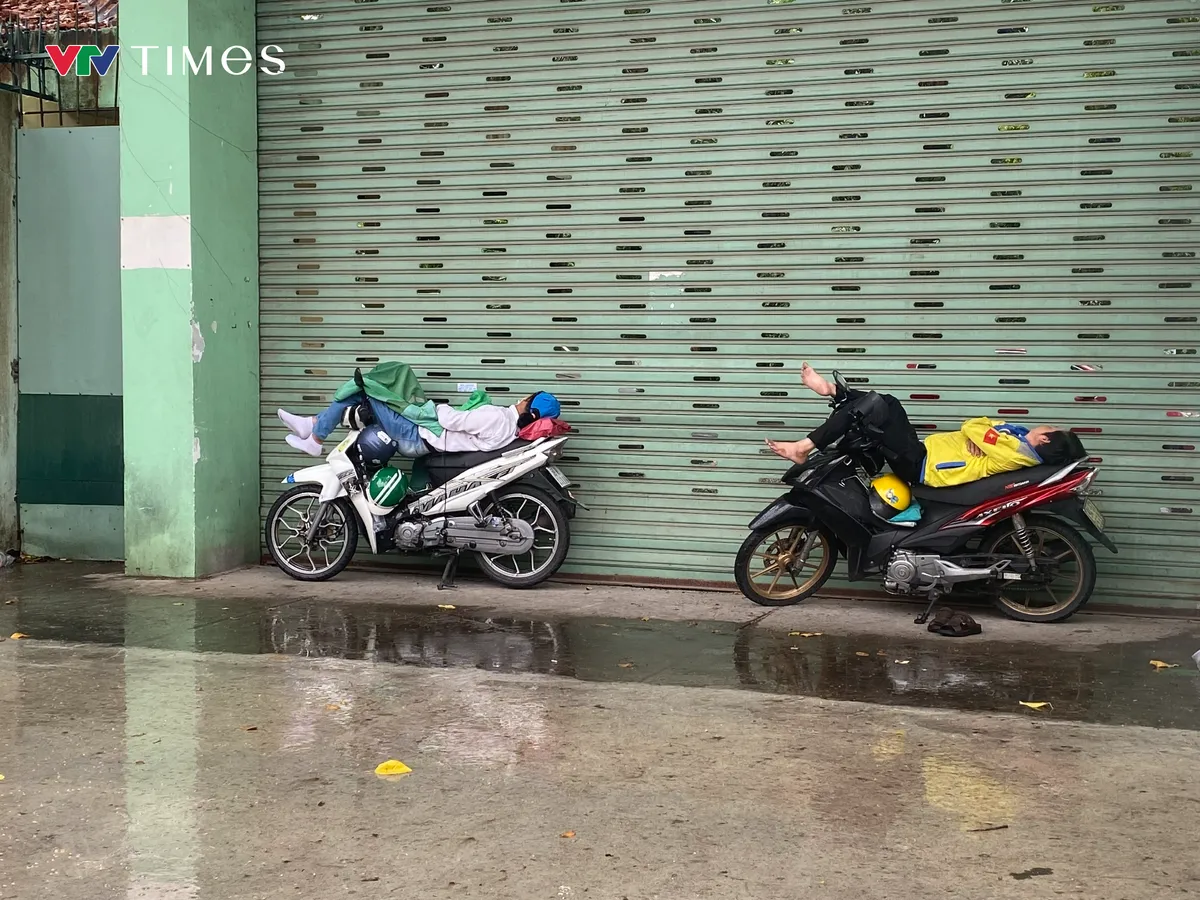 TP Hồ Ch&iacute; Minh mưa tr&aacute;i m&ugrave;a tầm t&atilde;- Ảnh 9.