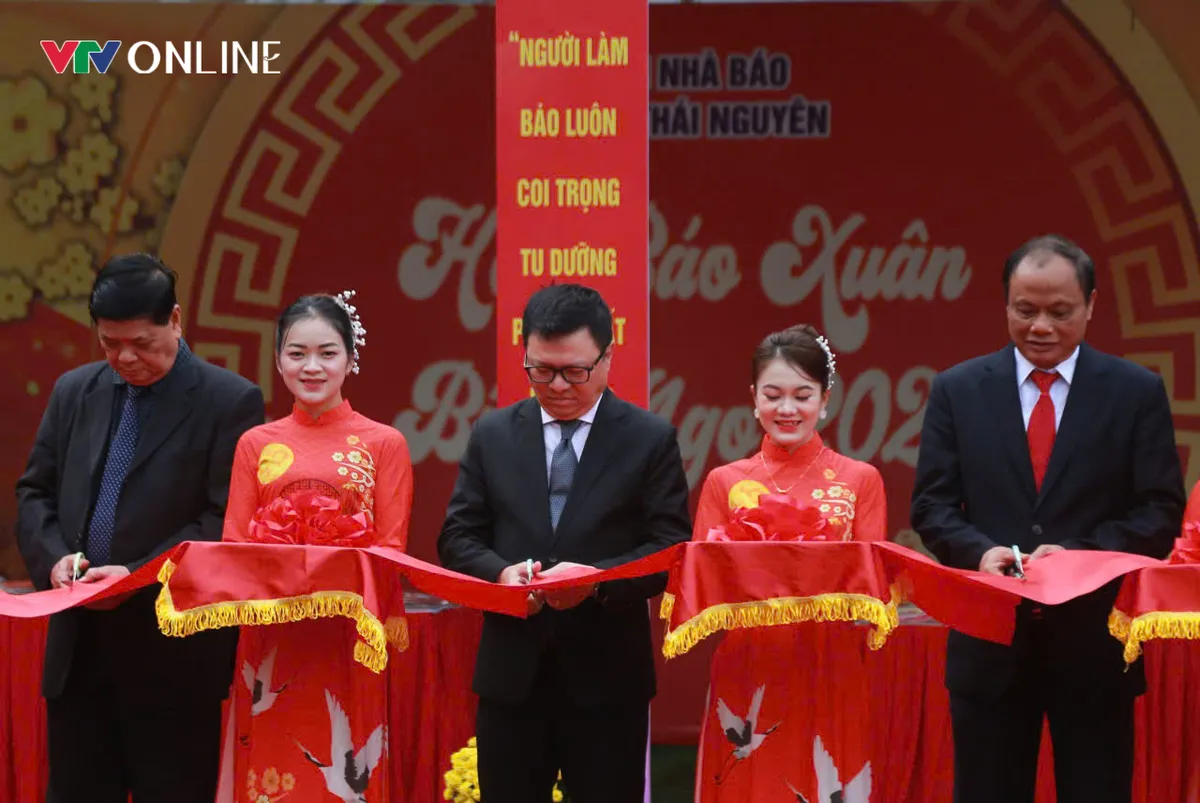 Ba Bể lung linh sắc màu ngày hội xuân - Ảnh 3.