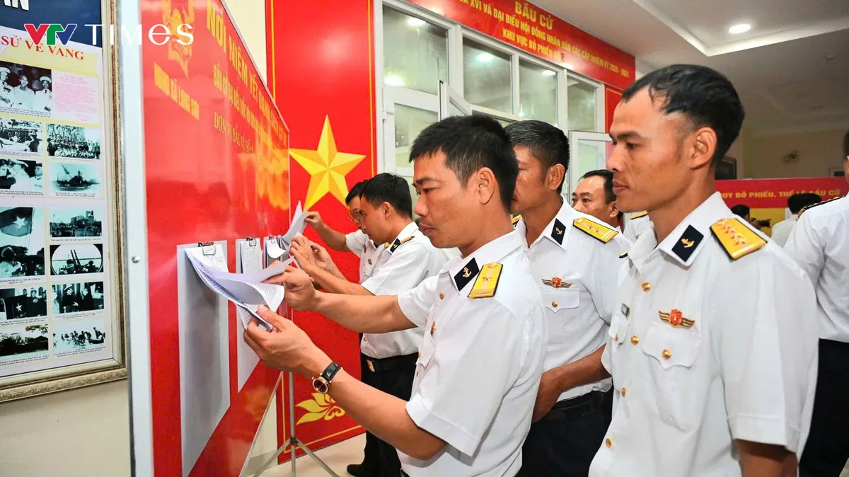 Cử tri TP Hồ Ch&iacute; Minh &ldquo;đội mưa&rdquo; đi bầu cử sớm  - Ảnh 2.