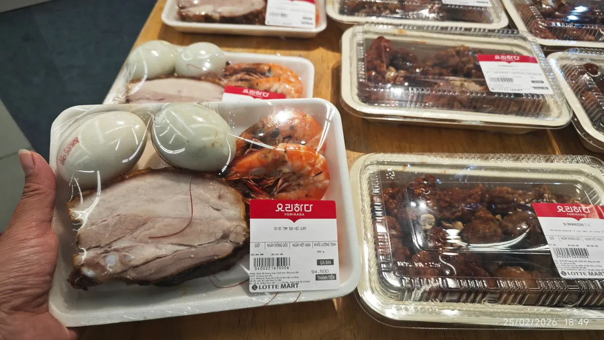 Si&ecirc;u thị cũng tham gia thị trường đồ c&uacute;ng Thần T&agrave;i, bộ tam s&ecirc;n gi&aacute; chưa tới 95.000 đồng- Ảnh 1.