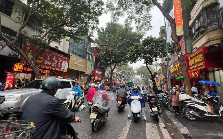 Các cửa hàng Vàng đông người qua lại trong ngày Vía Thần Tài. Ảnh: Nhandan.vn