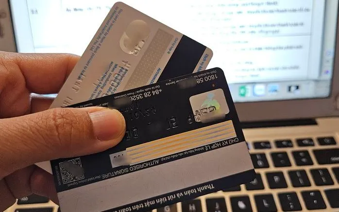 Cảnh giác thủ đoạn đánh tráo chip thẻ ngân hàng