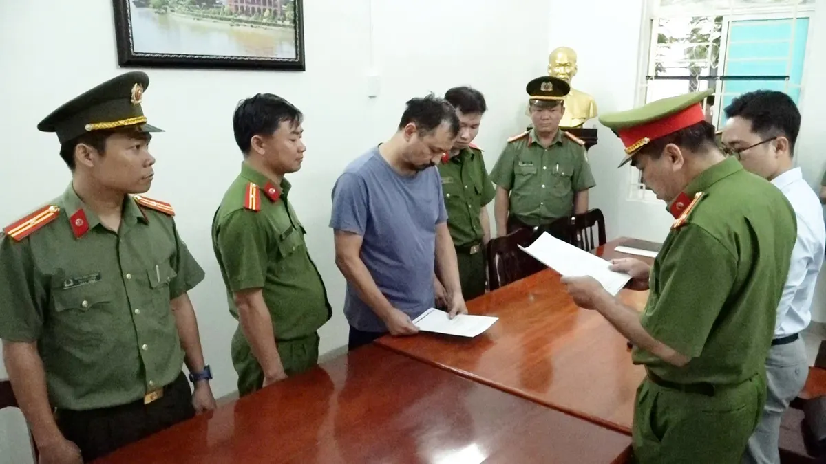 Khánh Hòa trục xuất người đàn ông Kazakhstan bị truy nã đỏ- Ảnh 1. Khánh Hòa trục xuất người đàn ông Kazakhstan bị truy nã đỏ- Ảnh 1.