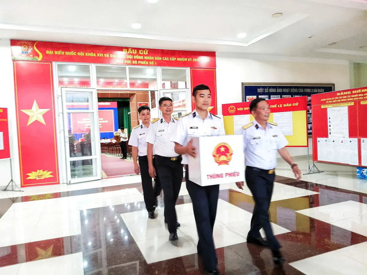 Vùng 2 Hải quân tổ chức bầu cử sớm, đưa thùng phiếu ra Nhà giàn DK1- Ảnh 2. Vùng 2 Hải quân tổ chức bầu cử sớm, đưa thùng phiếu ra Nhà giàn DK1- Ảnh 2.