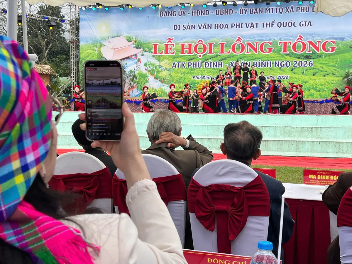 Về Thủ đ&ocirc; Gi&oacute; ng&agrave;n, n&aacute;o nức trẩy hội Lồng Tồng x&atilde; Ph&uacute; Đ&igrave;nh - Ảnh 3.