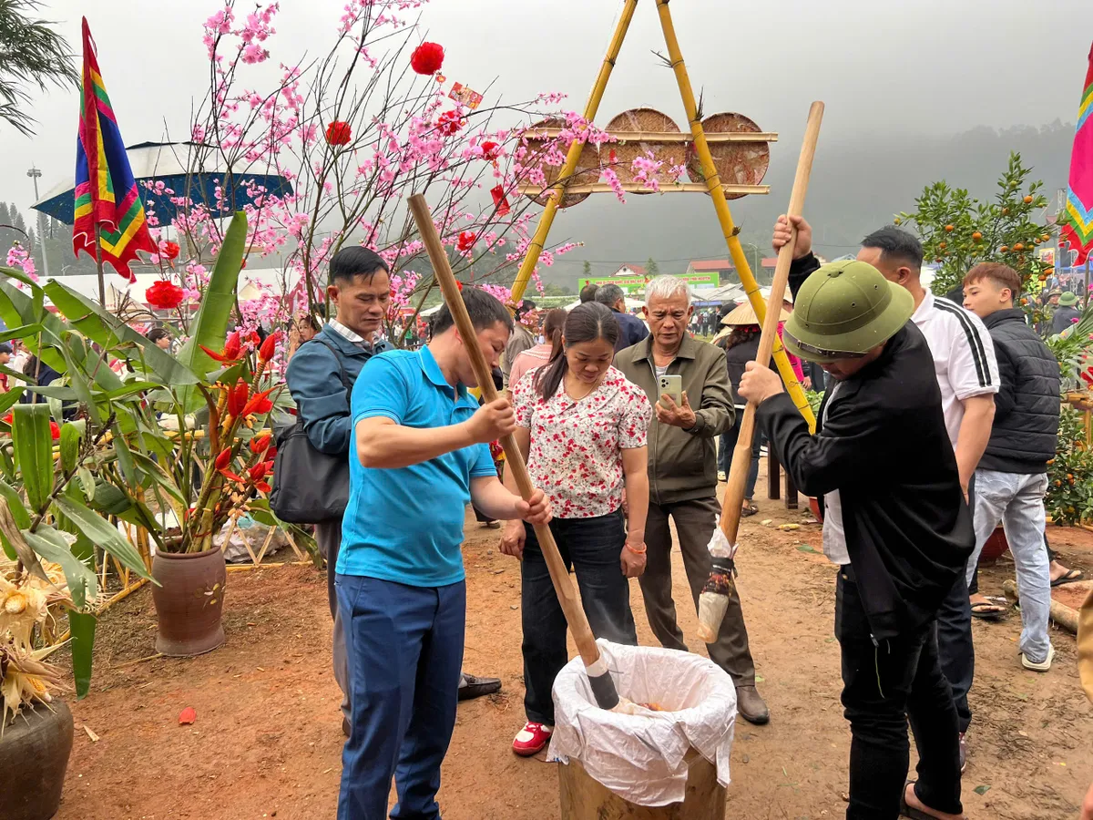 Về Thủ đ&ocirc; Gi&oacute; ng&agrave;n, n&aacute;o nức trẩy hội Lồng Tồng x&atilde; Ph&uacute; Đ&igrave;nh - Ảnh 12.