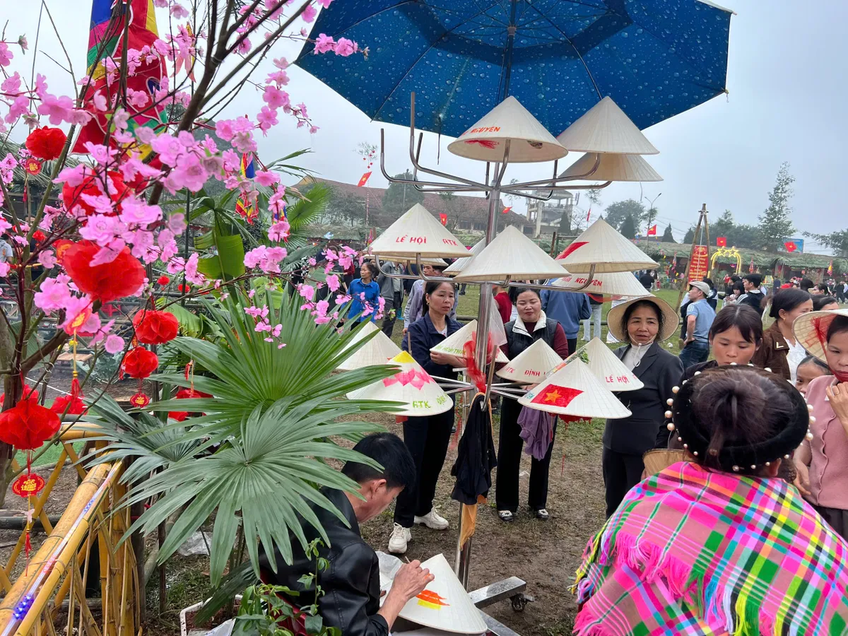 Về Thủ đ&ocirc; Gi&oacute; ng&agrave;n, n&aacute;o nức trẩy hội Lồng Tồng x&atilde; Ph&uacute; Đ&igrave;nh - Ảnh 10.