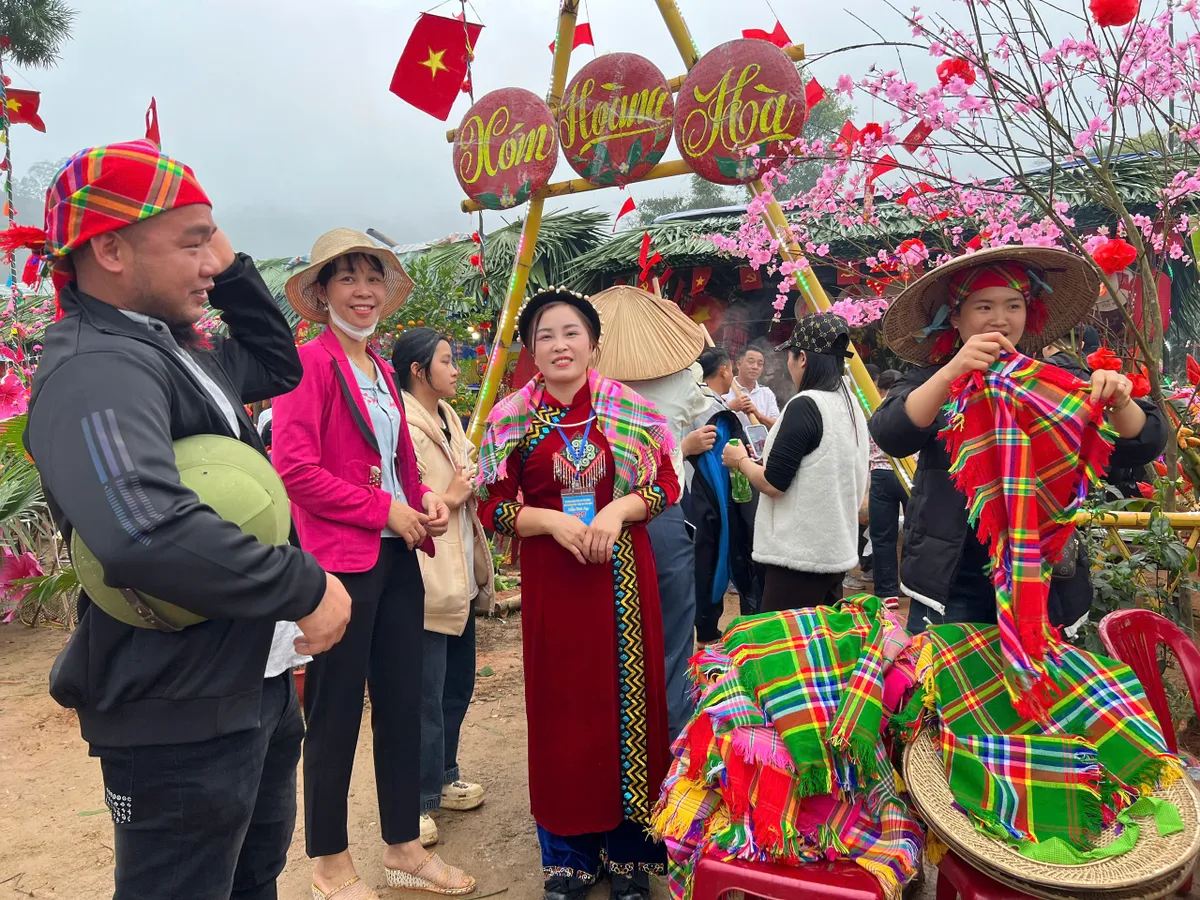 Về Thủ đ&ocirc; Gi&oacute; ng&agrave;n, n&aacute;o nức trẩy hội Lồng Tồng x&atilde; Ph&uacute; Đ&igrave;nh - Ảnh 13.