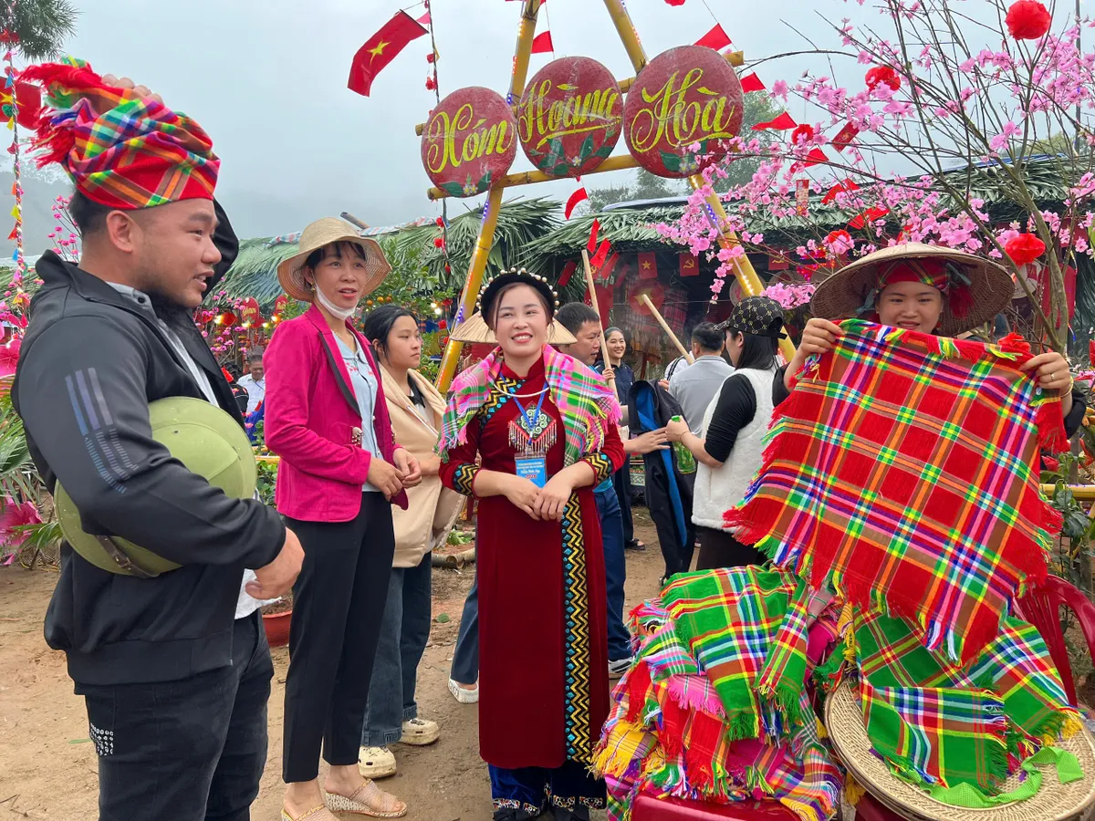 Về Thủ đ&ocirc; Gi&oacute; ng&agrave;n, n&aacute;o nức trẩy hội Lồng Tồng x&atilde; Ph&uacute; Đ&igrave;nh - Ảnh 9.