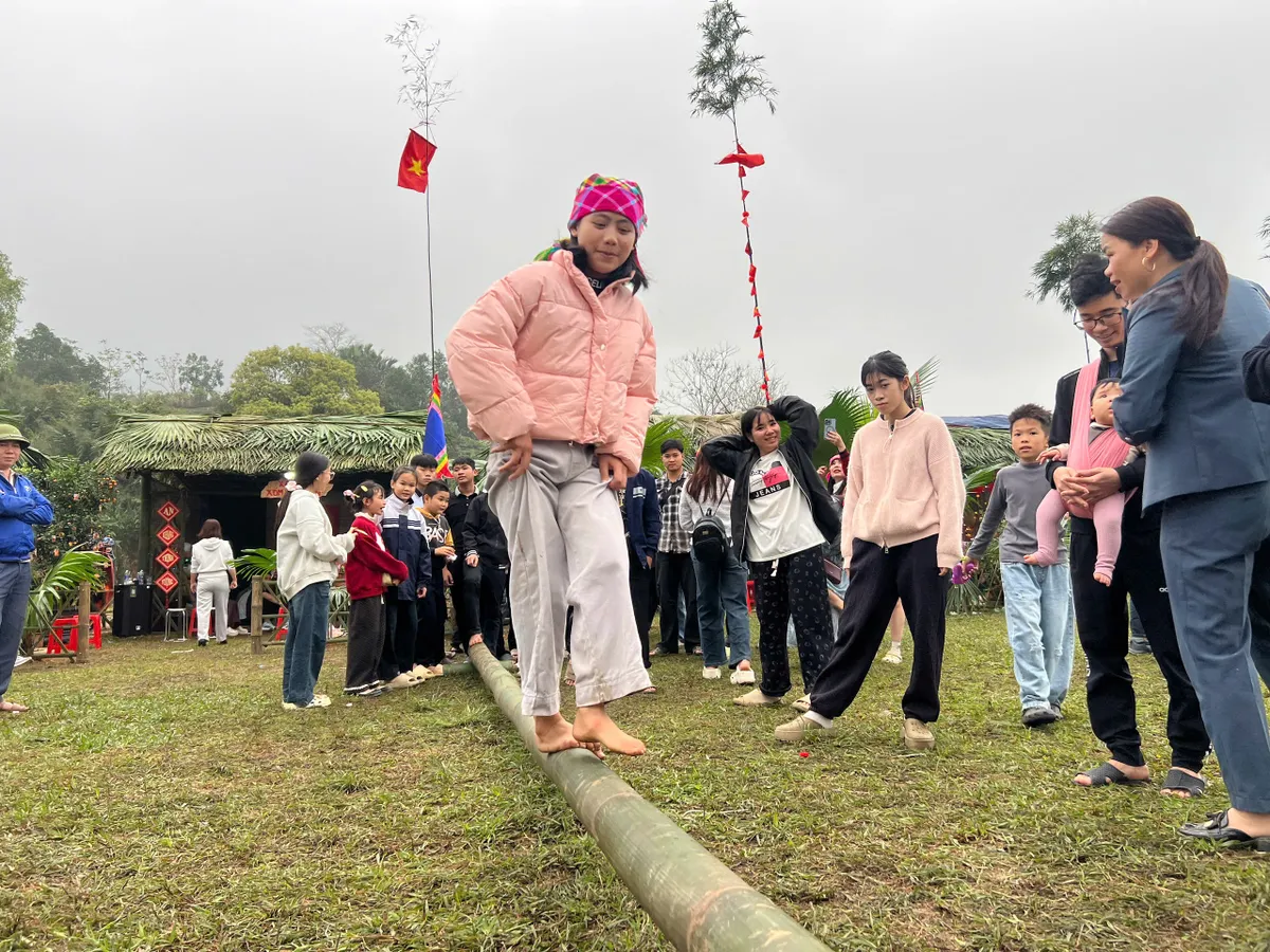Về Thủ đ&ocirc; Gi&oacute; ng&agrave;n, n&aacute;o nức trẩy hội Lồng Tồng x&atilde; Ph&uacute; Đ&igrave;nh - Ảnh 8.