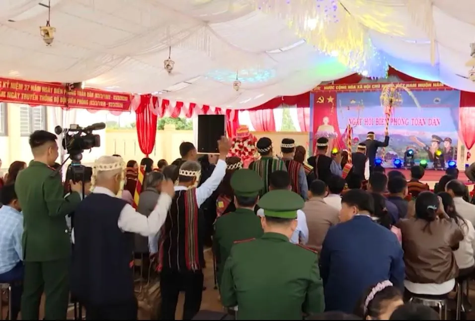 S&ocirc;i nổi Ng&agrave;y hội bi&ecirc;n ph&ograve;ng to&agrave;n d&acirc;n tại Quảng Trị- Ảnh 2.