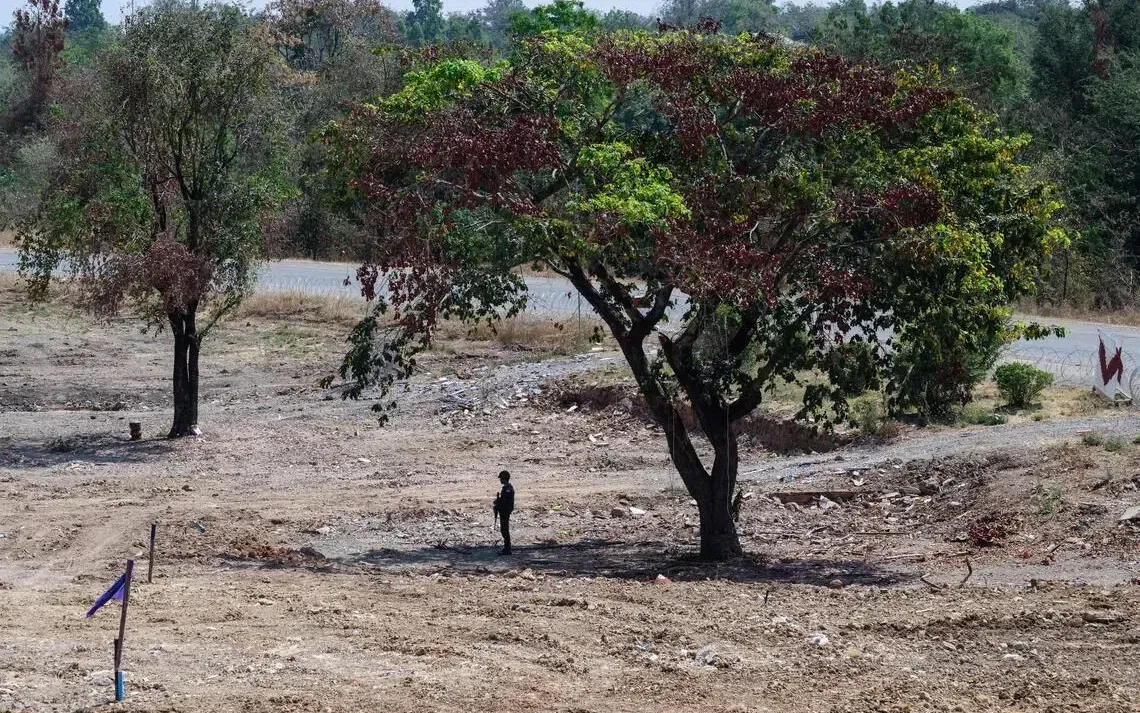 Một binh sĩ Thái Lan đứng gác trong một cuộc tuần tra quân sự gần Klong Paeng, khu vực hiện do lực lượng Thái Lan kiểm soát sau cuộc xung đột biên giới với Campuchia (Ảnh: AFP)