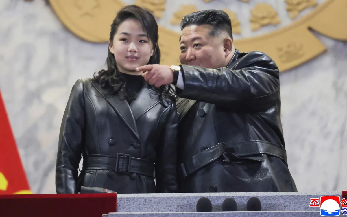 Ông Kim Jong-un và con gái Kim Ju-ae dự duyệt binh kỷ niệm Đại hội lần thứ 9 Đảng Lao động Triều Tiên tại Quảng trường Kim Il-sung, Bình Nhưỡng (Ảnh: KCNA/AFP/Getty Images)