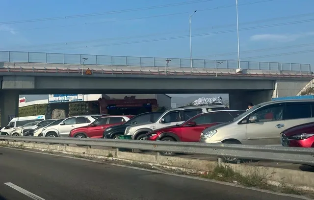 Trạm dừng nghỉ cao tốc qu&aacute; tải, t&agrave;i xế đối mặt nguy cơ tai nạn v&agrave; bị phạt nặng- Ảnh 1.