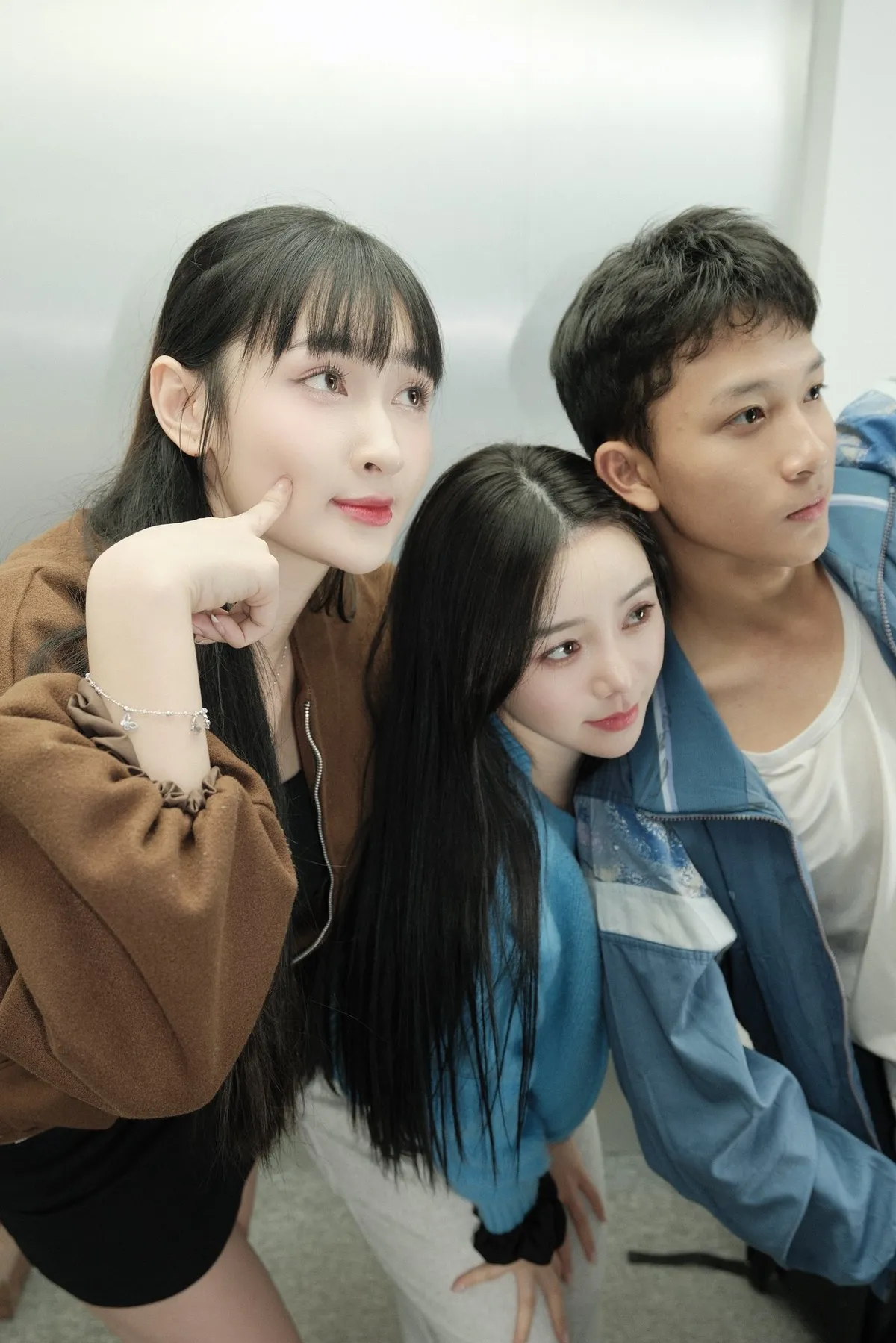 Quỳnh Kool quấn quýt bên hai em ruột ở hậu trường Bước chân vào đời - Ảnh 12.