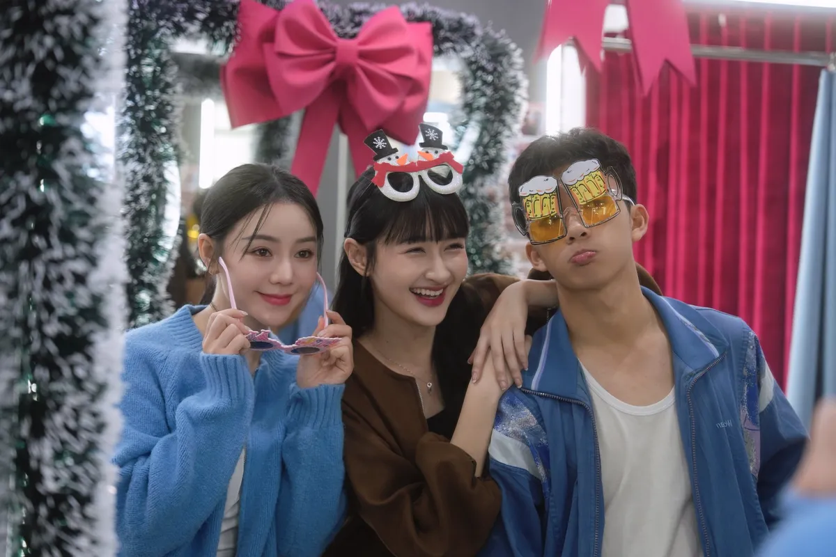 Quỳnh Kool quấn quýt bên hai em ruột ở hậu trường Bước chân vào đời - Ảnh 5.