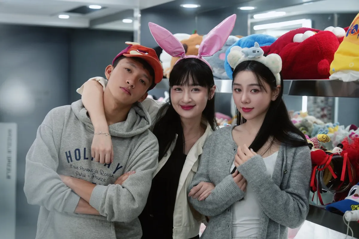 Quỳnh Kool quấn quýt bên hai em ruột ở hậu trường Bước chân vào đời - Ảnh 8.