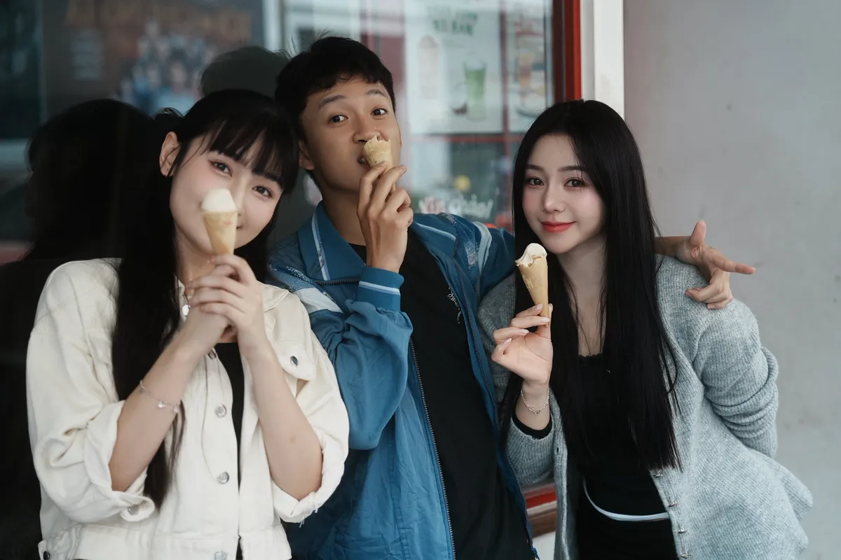 Quỳnh Kool quấn quýt bên hai em ruột ở hậu trường Bước chân vào đời - Ảnh 9.