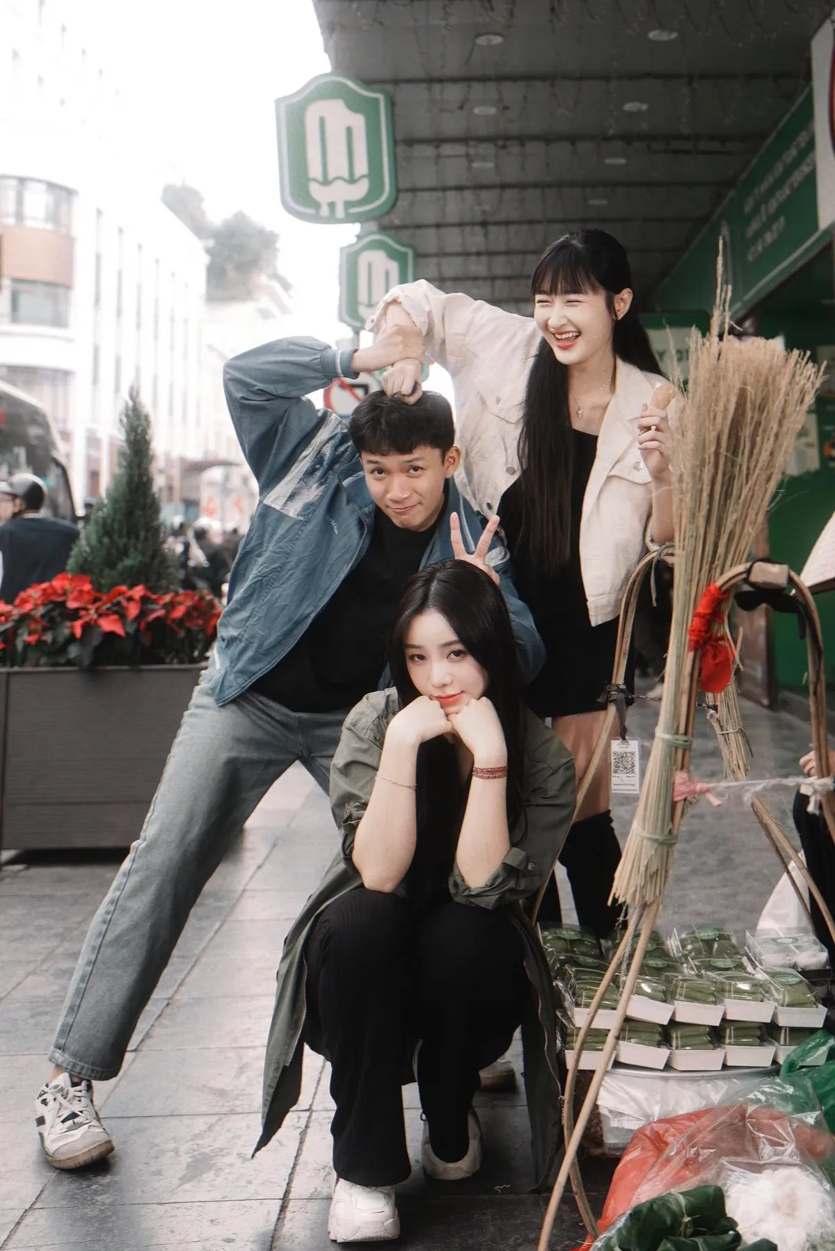 Quỳnh Kool quấn quýt bên hai em ruột ở hậu trường Bước chân vào đời - Ảnh 4.