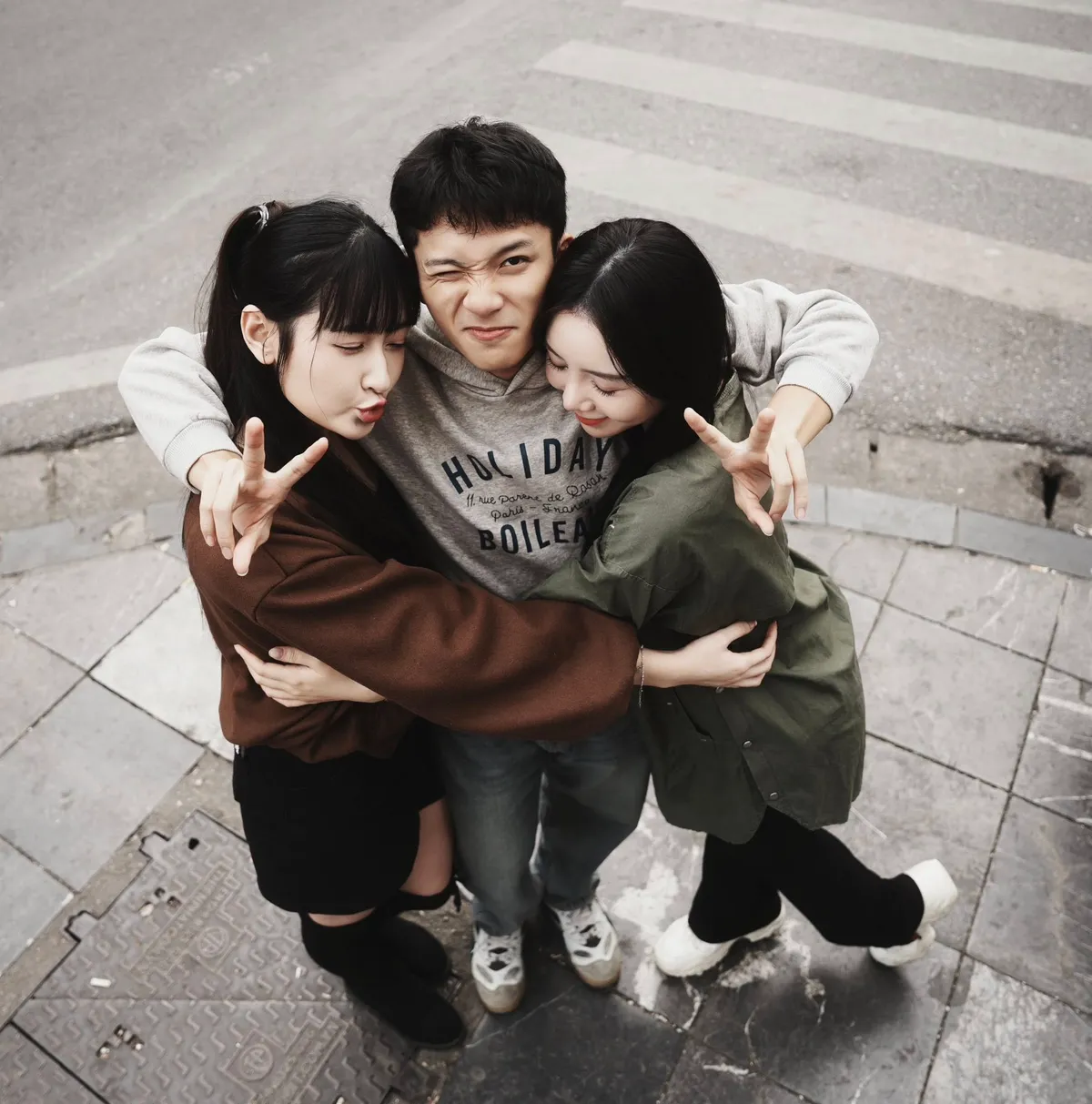 Quỳnh Kool quấn quýt bên hai em ruột ở hậu trường Bước chân vào đời - Ảnh 2.