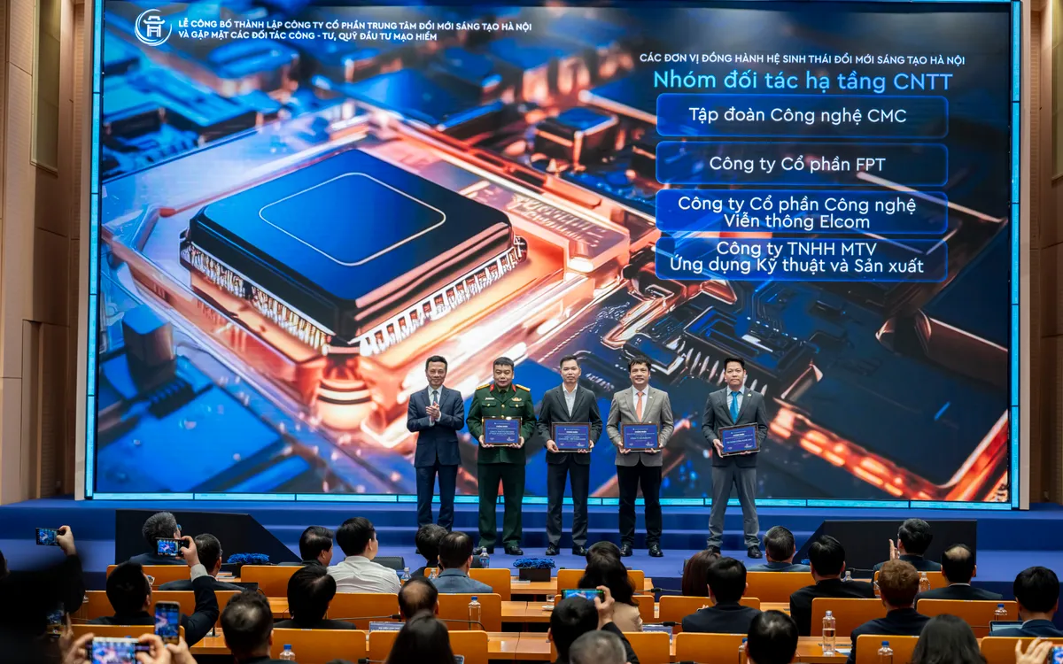 Bộ trưởng Bộ KHCN Nguyễn Mạnh Hùng trao chứng nhận Đơn vị đồng hành Hệ sinh thái Đổi mới sáng tạo Hà Nội cho các doanh nghiệp CMC, FPT, Elcom, Tecapro tại Lễ ra mắt công ty Trung tâm Đổi mới sáng tạo Hà Nội (HIC) ngày 26/2/2026